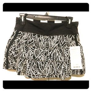 Lululemon black white pace rival skirt size 6
